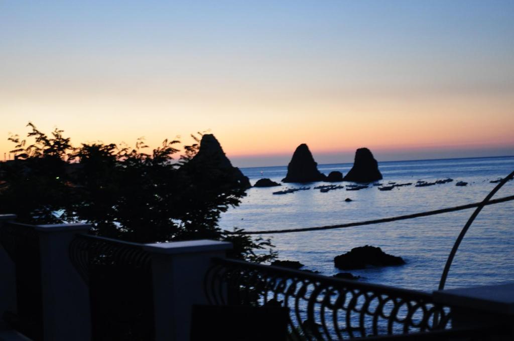 Bed and Breakfast La Terrazza Aci Castello Exterior foto